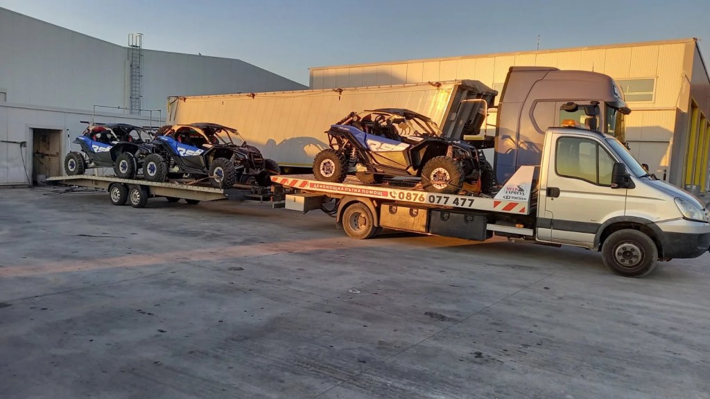 Транспорт с допълнително ремарке платформа.