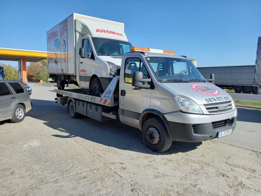 Транспортиране на бус при повреда на пътя.