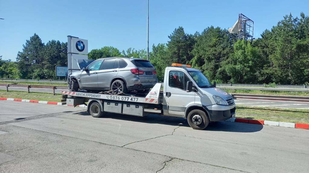 Пътна Помощ за катастрофирало БМВ X5.